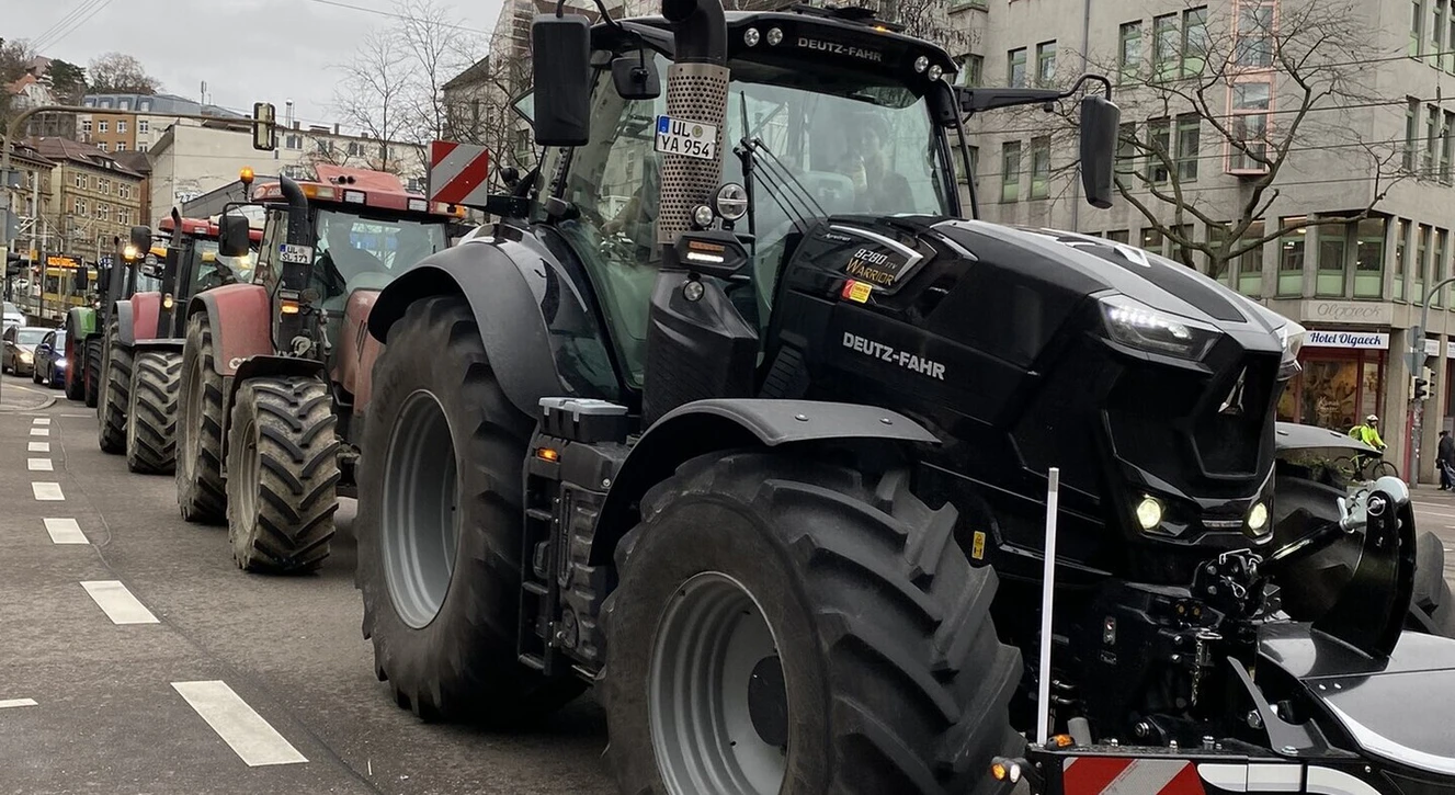 Eine Traktorkolonne bei einer Protestveranstaltung — © LBV/Krehl