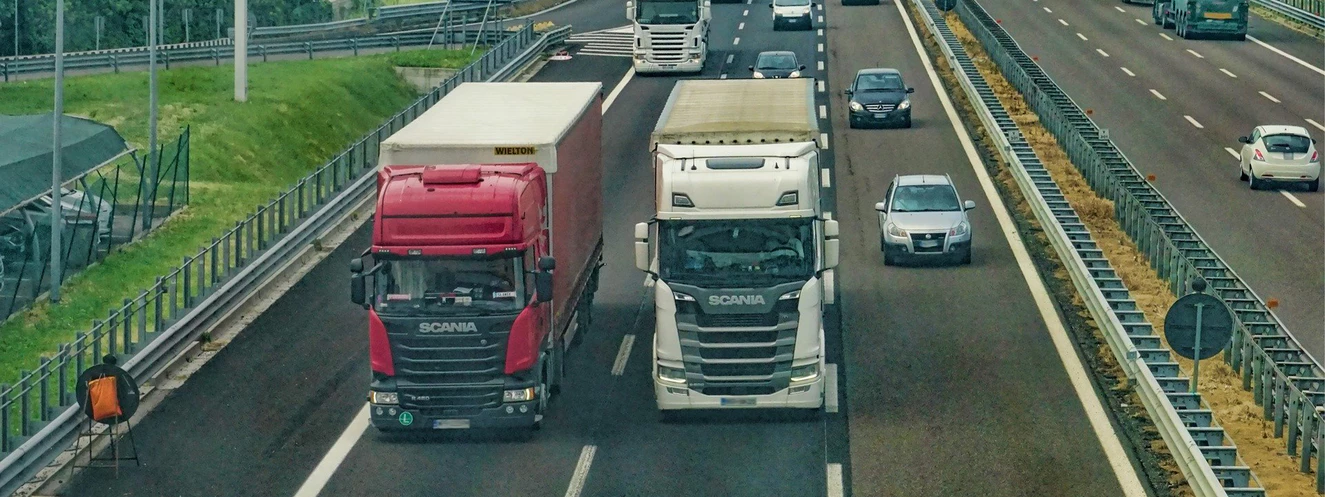 Zwei LKWS auf der Autobahn