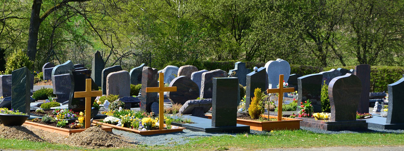 Ein Friedhof mit Gräbern und Kreuzen