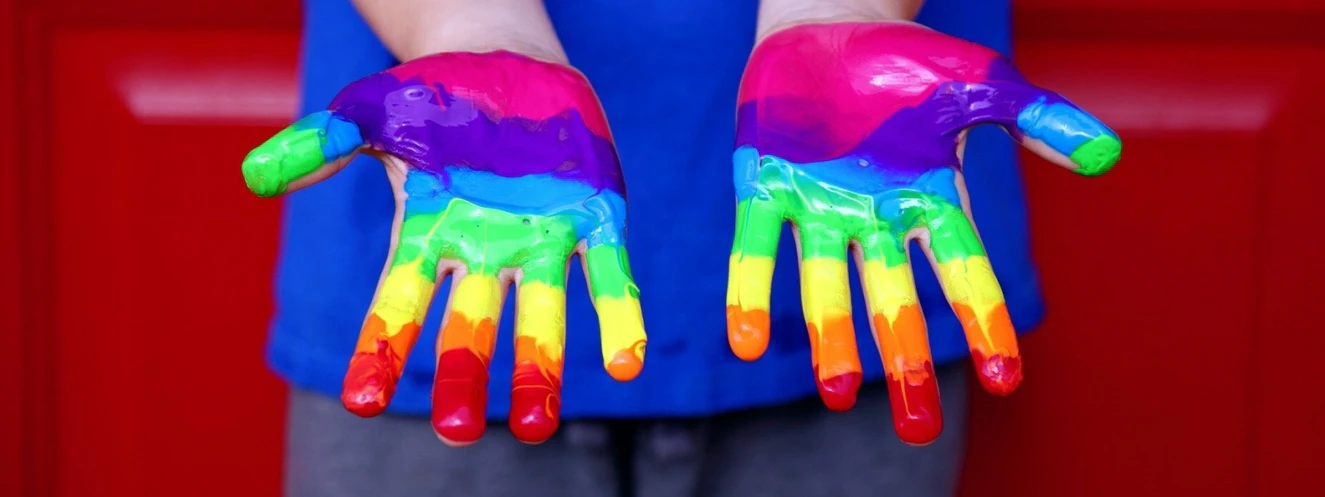 diversity, Kind mit bunten Händen