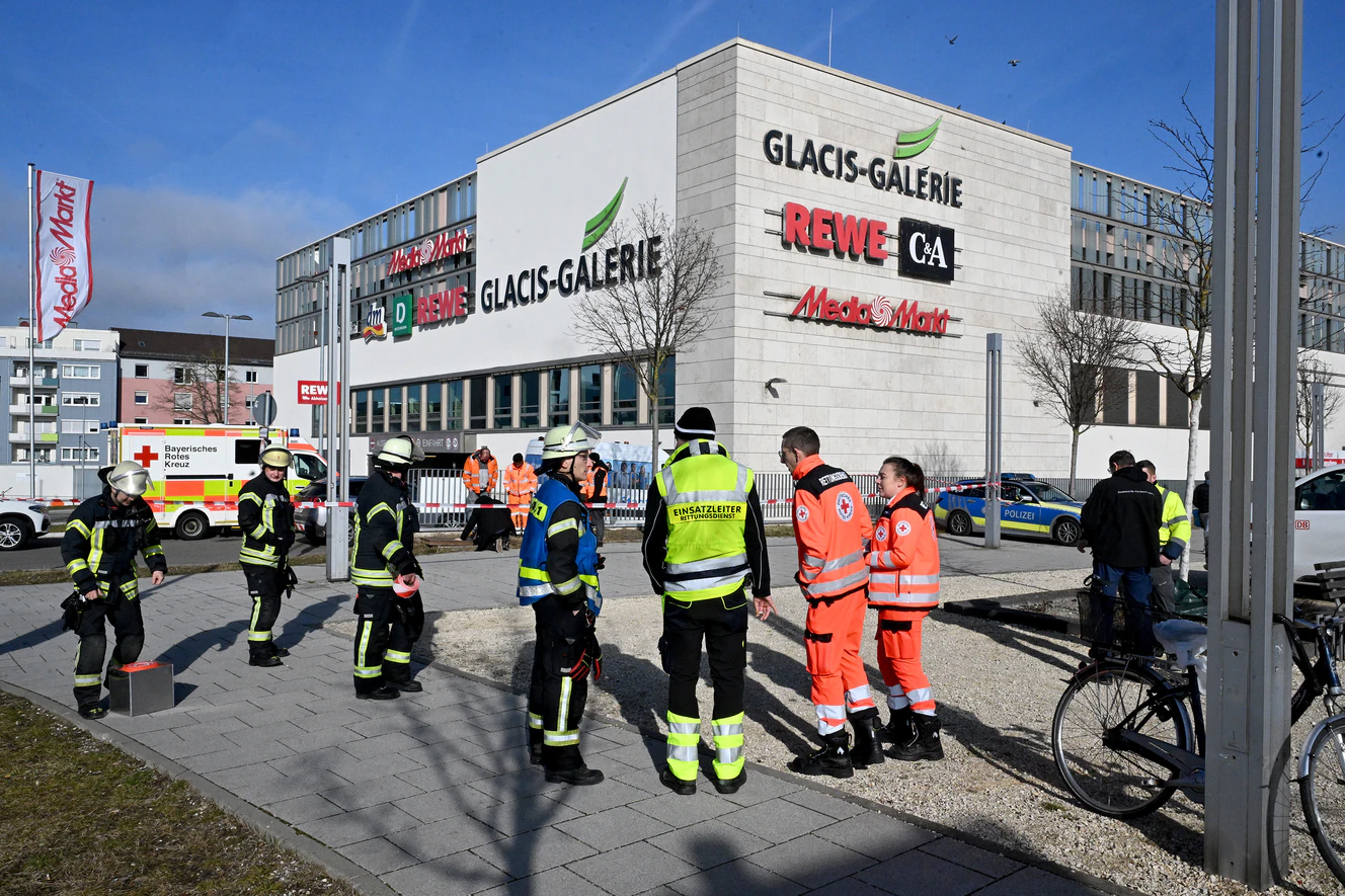 Die Feuerwehr rückt zum Busbahnhof in Neu-Ulm aus — © Thomas Heckmann
