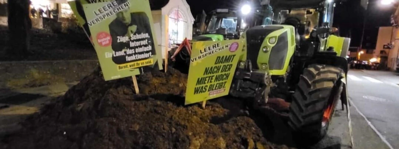 Bauerndemo Biberach, Misthaufen vor der Stadthalle — © privat