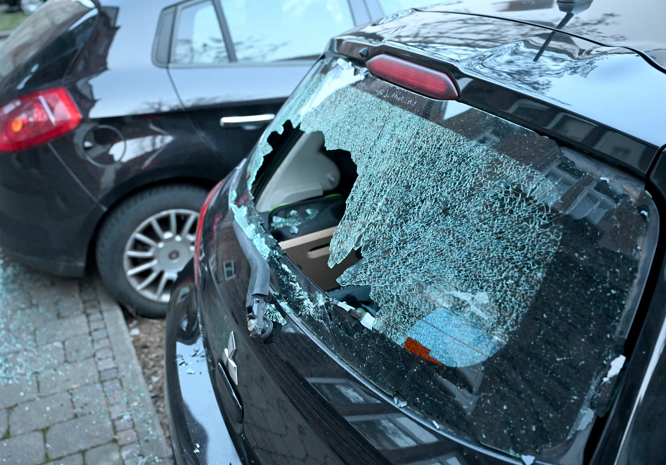 Bei Dutzenden Autos in der Ulmer Weststadt haben Unbekannte die Scheiben eingeschlagen. — © Thomas Heckmann