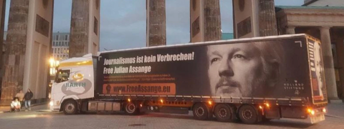 Laupheimer "Free Assange"-Lkw-Aktion — © Markus Barth