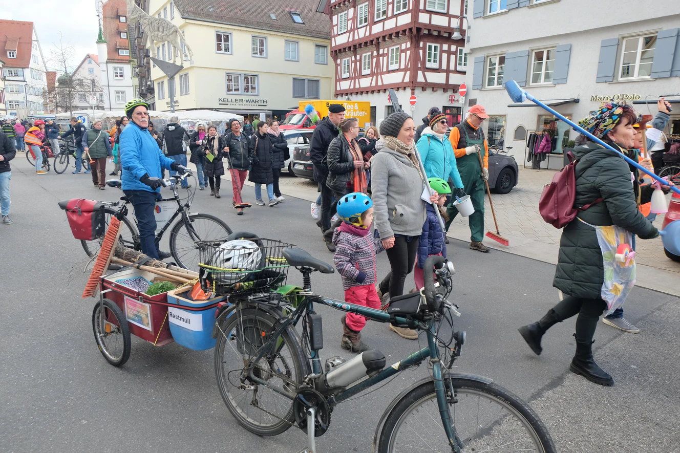 Symbolische Kehrwoche um die Stadthalle nach Chaos an Aschermittwoch — © Martin Hofbauer