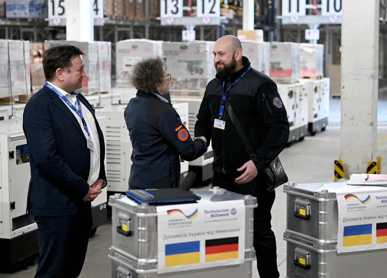 Martin Gerster MdB (SPD), Vorsitzender der THW-Bundesvereinigung, THW-Präsidentin Sabine Lackner und Ivan Sokol, Direktor Katastrophenschutz der Region Charkiw, bei einer Ansprache im THW-Logistikzentrum Ulm. — © Thomas Heckmann