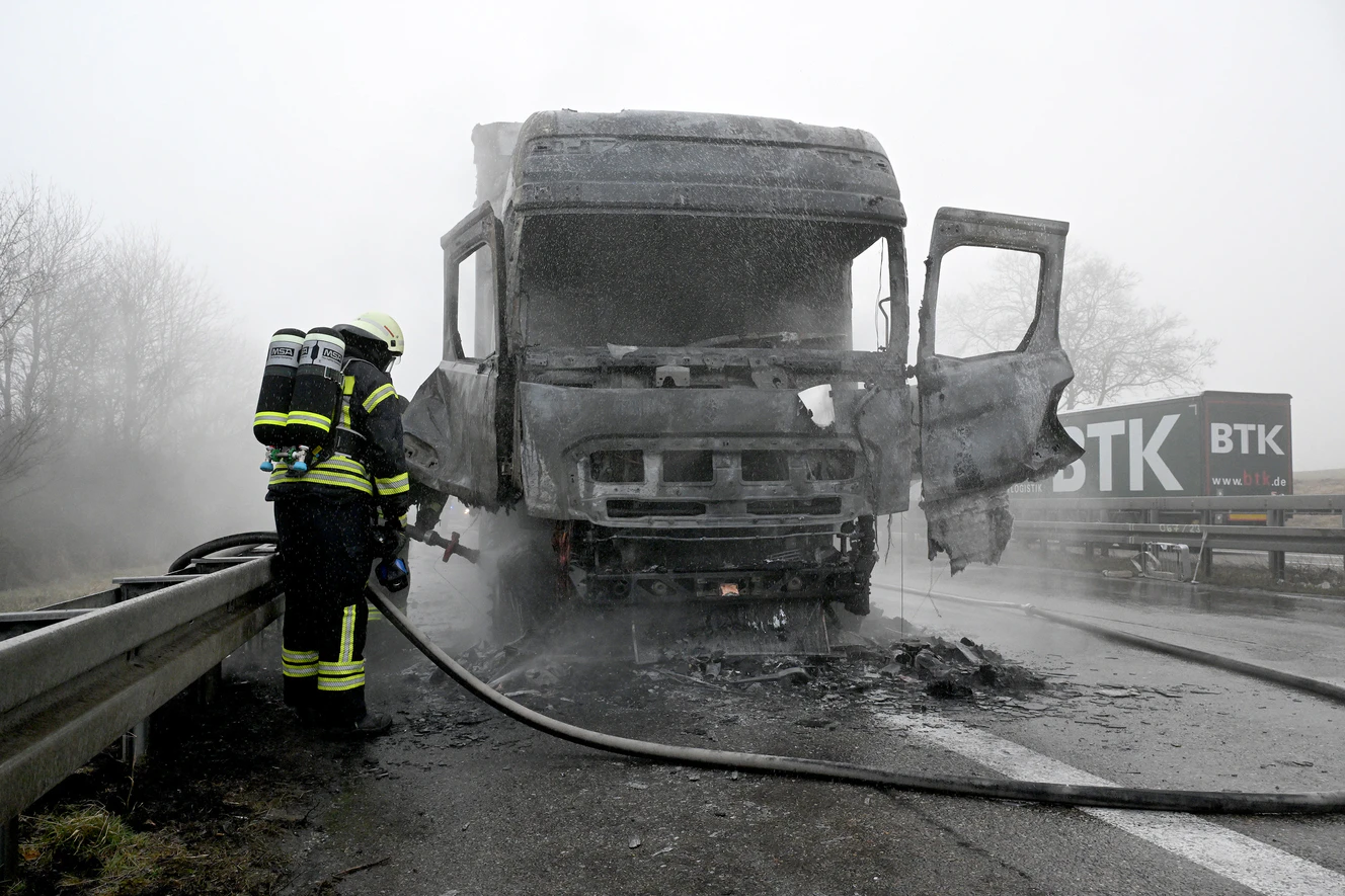 Auf der A8 Richtung Stuttgart brannte am Donnerstagmorgen ein Lkw aus. — © Thomas Heckmann