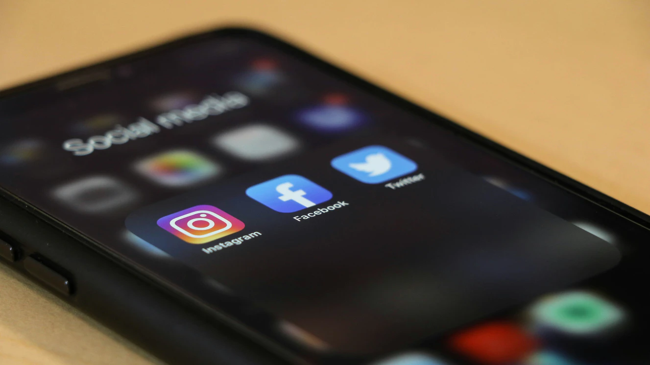 Ein Smartphone mit Social Media Apps