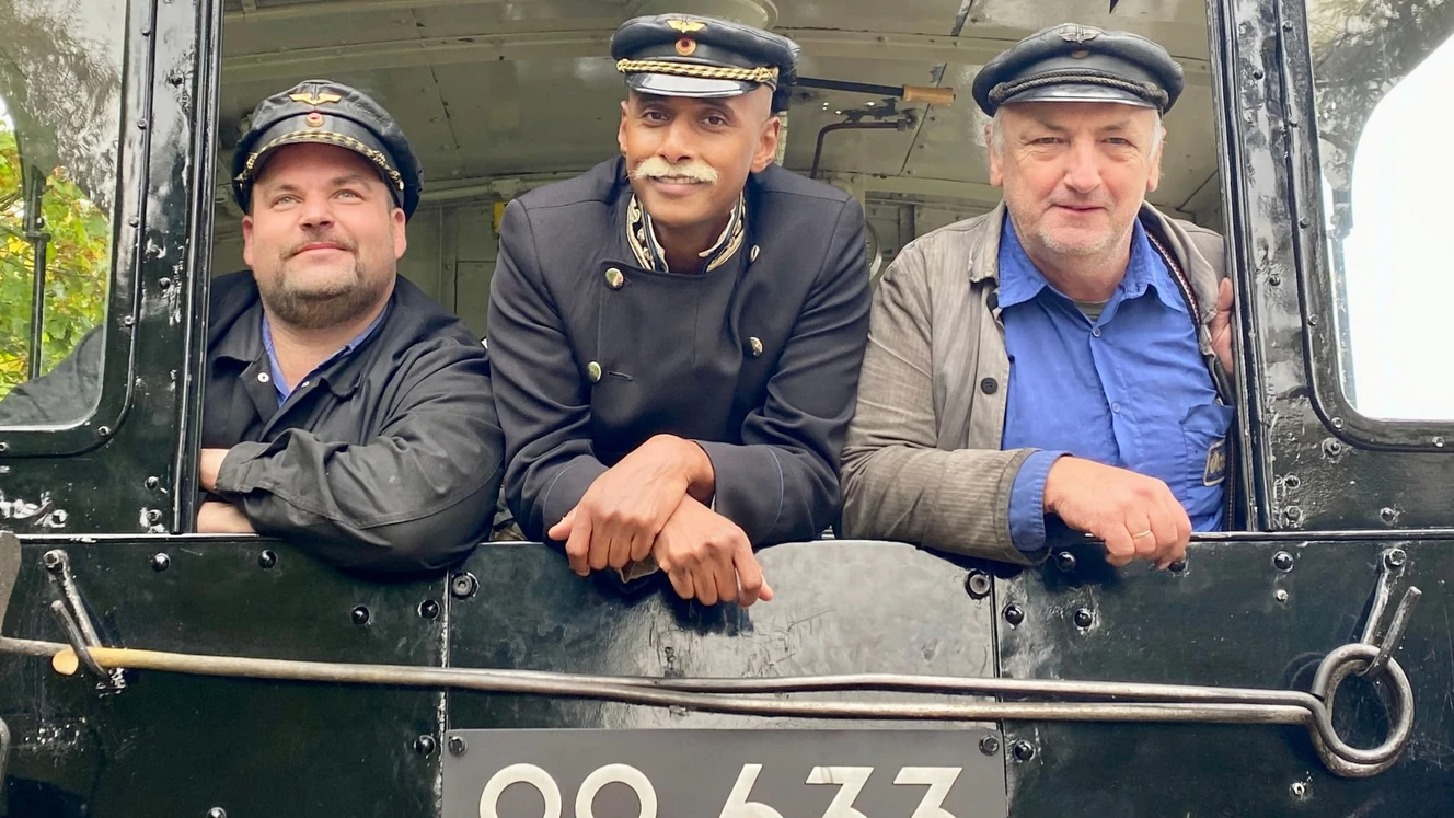 Öchsle-Bahn: "Teddy" Teclebrhan in der Mitte des Öchsle-Lokpersonals Rouven Kuhrke (links) und Thomas Guter (rechts) auf dem Führerstand der 99 633. — © Benny Bechter/Öchsle-Bahn/Öchsle-Aktuell