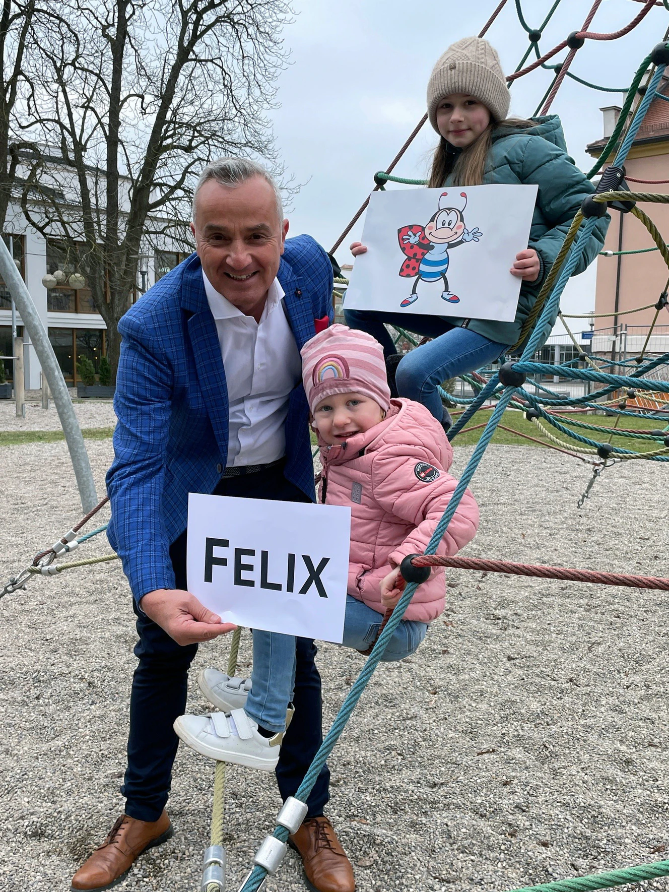 Sophia (oben) und Sophie-Marie präsentieren mit Oberbürgermeister Gerhard Jauernig den GLÜCKLICH-Käfer Felix — © Michael Lindner/ Stadt Günzburg