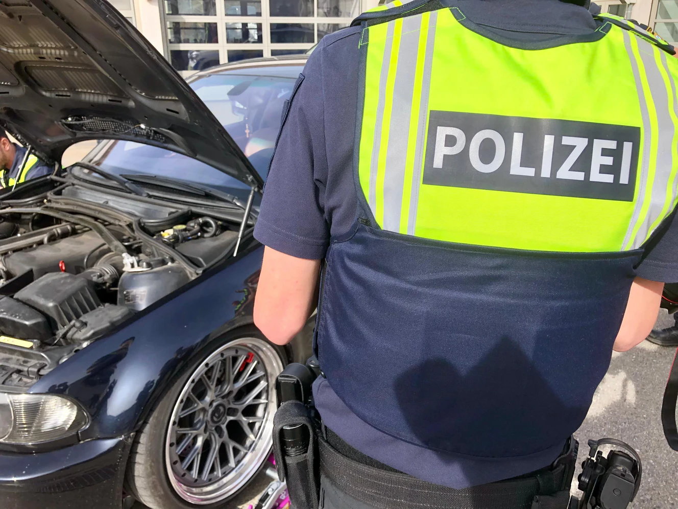 Kontrollgruppe Poser und Tuningszene, Polizeipräsidiums Schwaben Süd/West, Tuning, Posing, Kontrolle, Polizei, Symbolbild