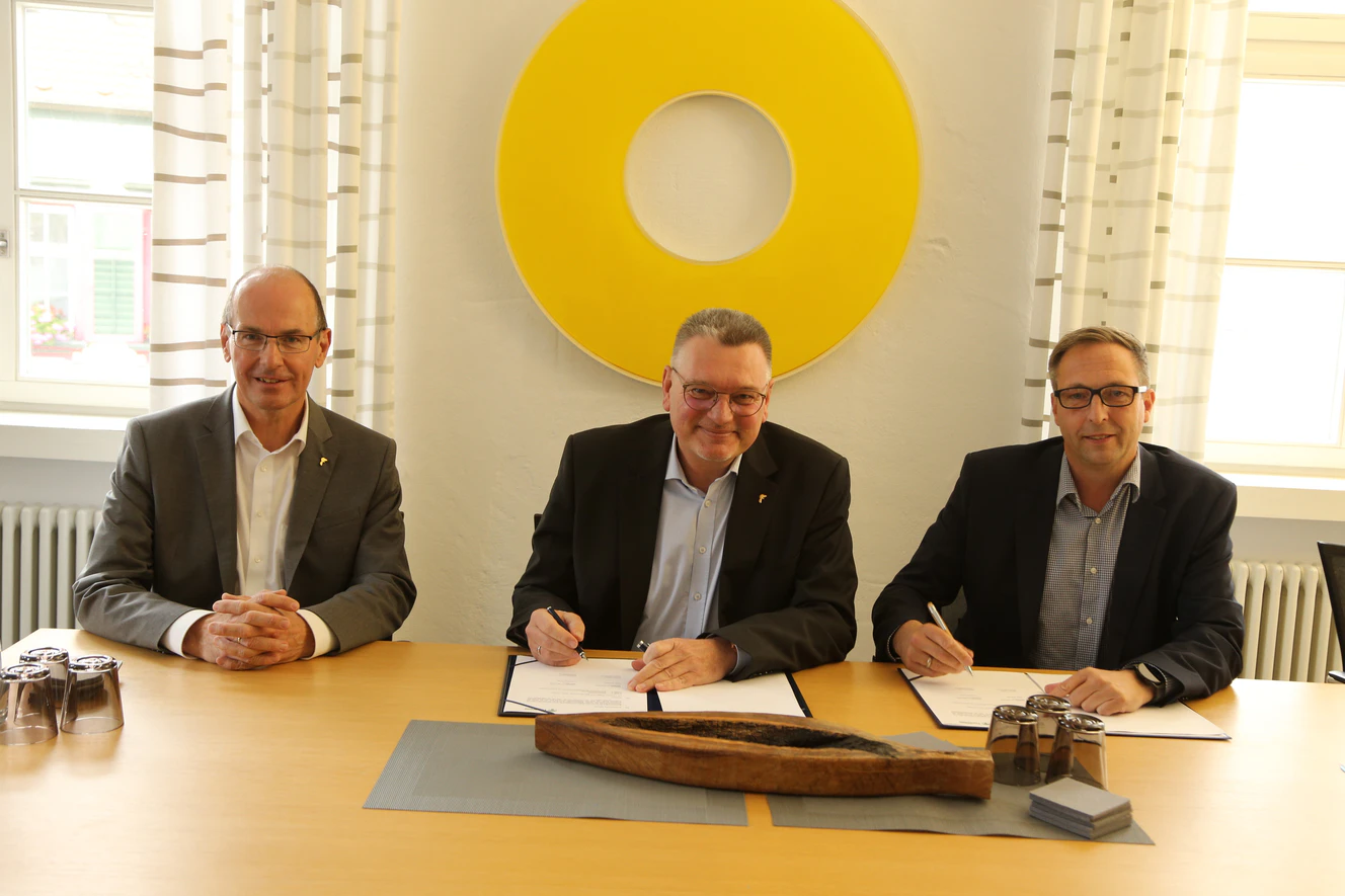 Stadt Biberach:  Erster Bürgermeister Ralf Miller (v.li.), zu dessen Verantwortungsbereich auch die Wälder von Stadt und Hospital gehören, hat sich sehr für einen Friedwald in Biberach eingesetzt, wofür nun OB Zeidler und Matthias Laufer die Verträge unterzeichnen. — © Stadt Biberach