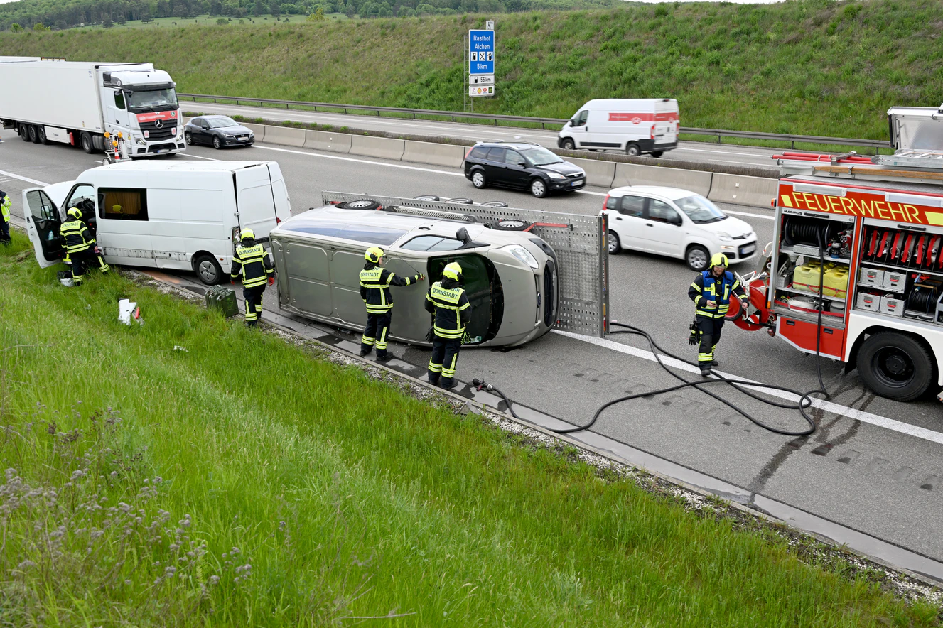 A8 Dornstadt - Anhänger mit Auto kippt um — © Thomas Heckmann
