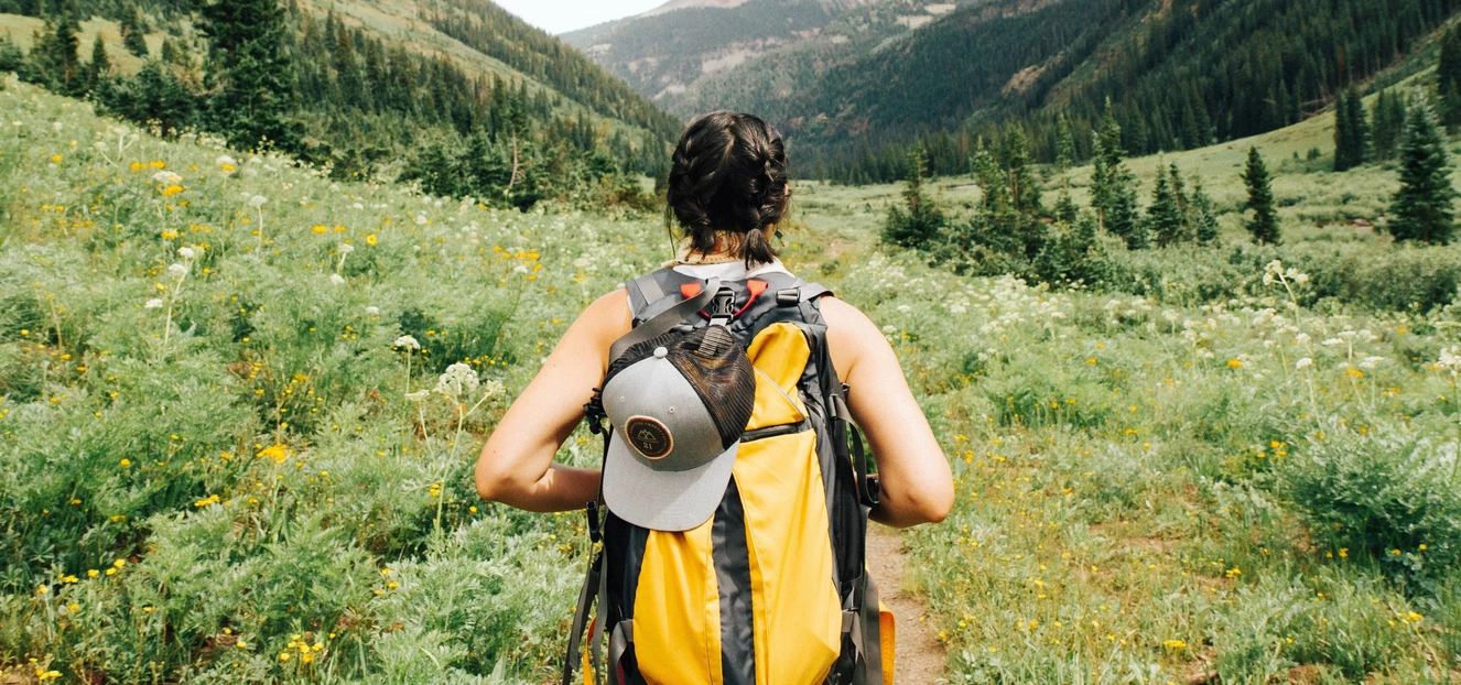 Eine Frau beim Wandern
