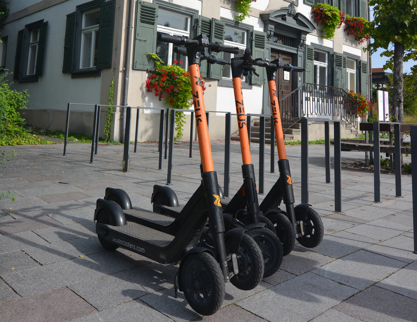 An insgesamt 16 Standorten in Biberach können die E-Scooter ausgeliehen werden, auch nahe der Stadthalle. — © Stadt Biberach