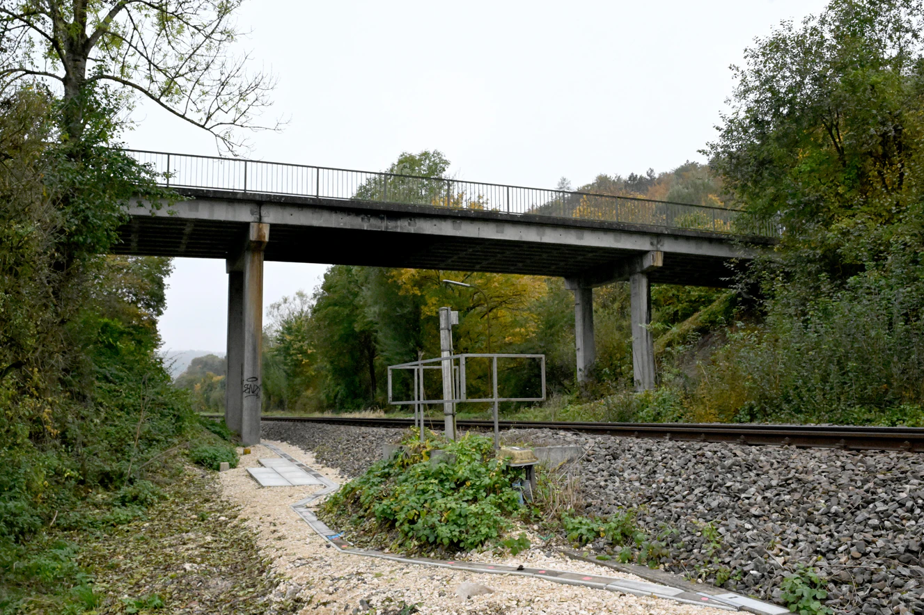 Blaustein - Einsturzgefährdete Brücke blockiert Bahnstrecke — © Thomas Heckmann