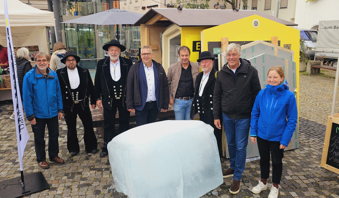 Die „Lokale Agenda Biberach“ hat die Eisblockwette gemeinsam mit der Zimmererinnung und der Firma Linzmeier realisiert. — © Stadt Biberach