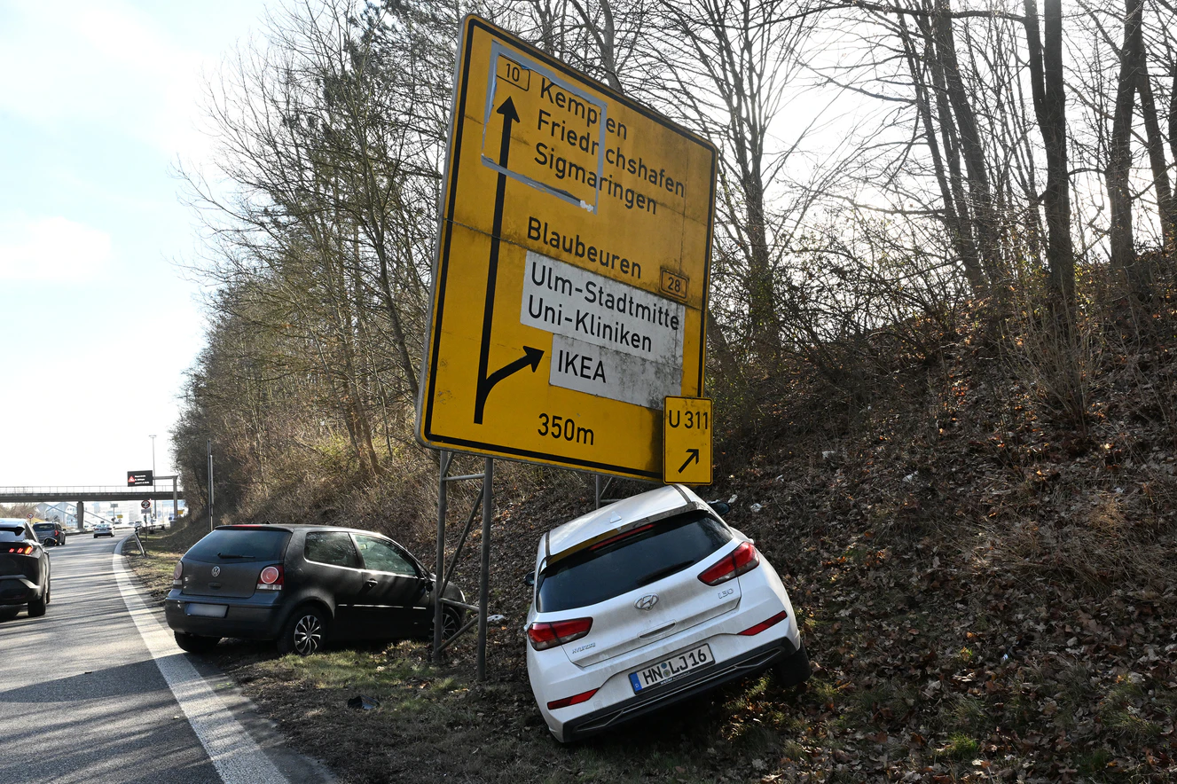B10 Ulm - Auto gegen Schild geschubst   — © Thomas Heckmann