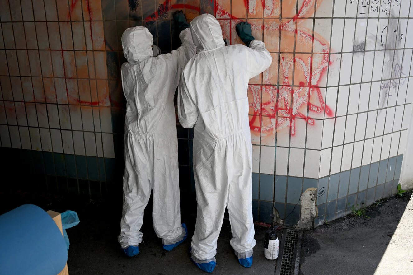 Ulm - Jugendliche entfernen Graffiti  — © Thomas Heckmann
