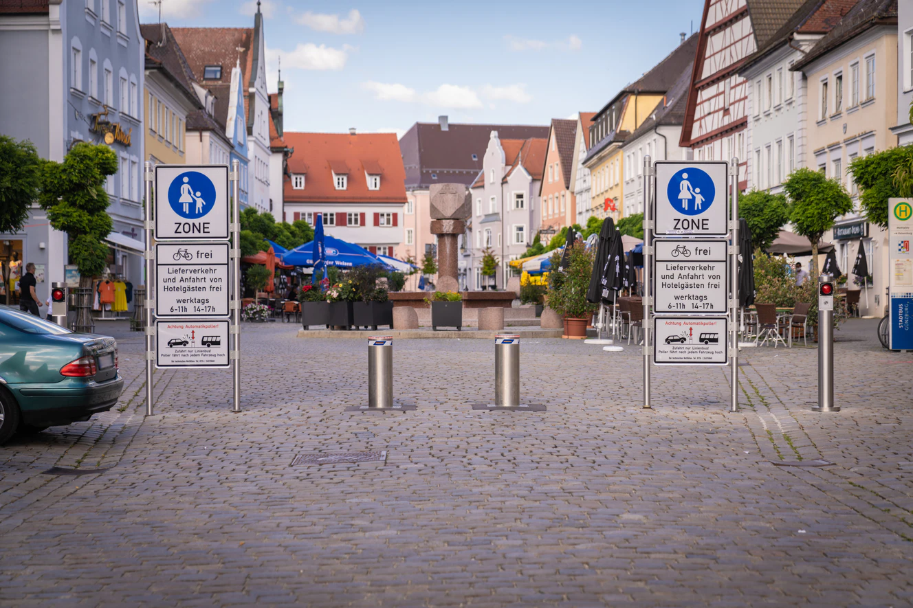 Sommerregelung Marktplatz Günzburg: Poller oben! — © Philipp Röger/Stadt Günzburg