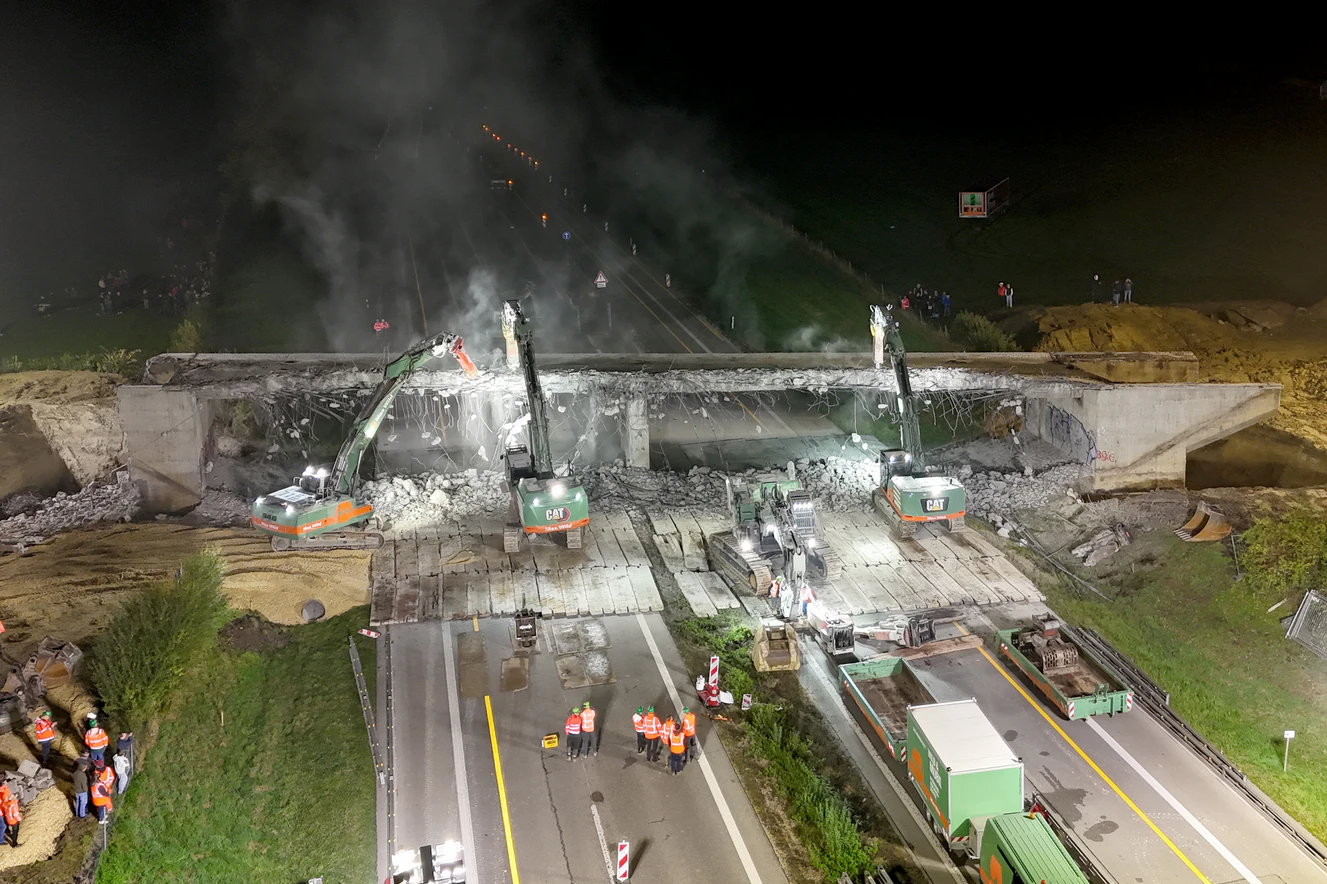 Abrissarbeiten an der A7 wird zur Partymeile — © Thomas Heckmann