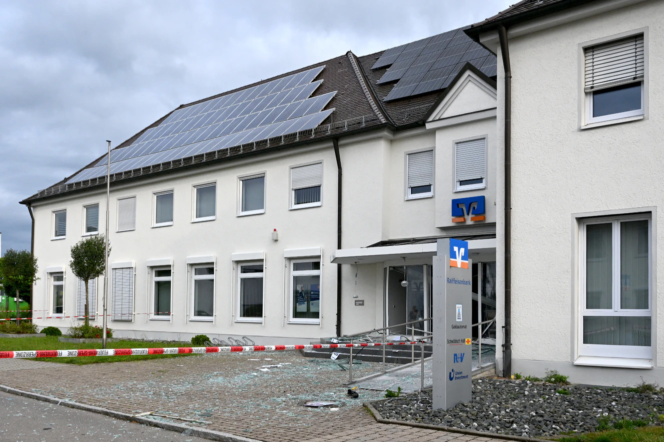 Zwie Geldautomaten der Raiffeisenbank Schwaben Mitte wurden in Altenstadt an der Iller gesprengt. — © Thomas Heckmann