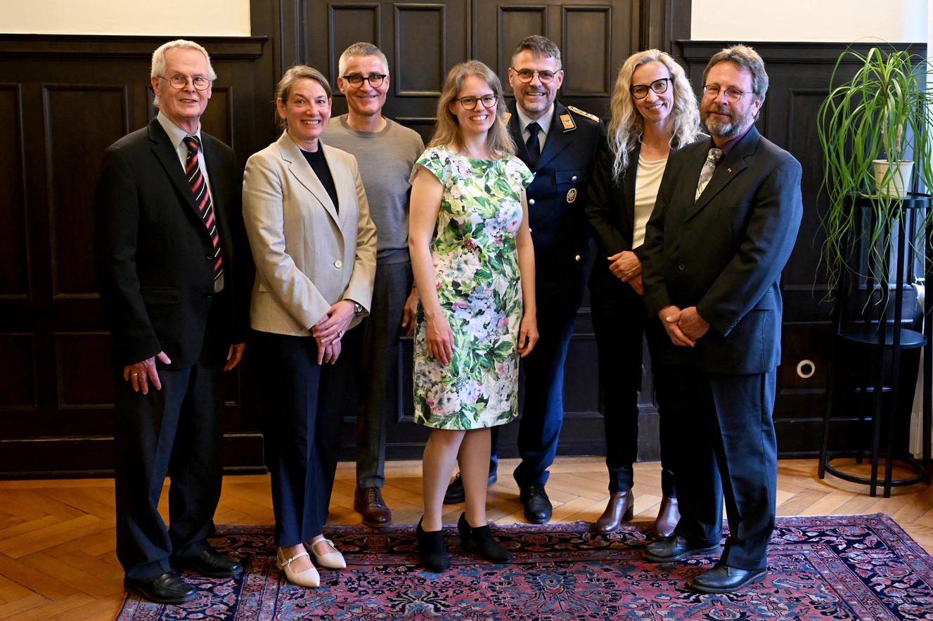 Dr. iur. Hans-Dieter Lippert (Vorsitzender Vorstand Stiftung BINZ), Annette Thierer (Vorstand Stiftung BINZ), Prof. Dr. med. Alexander Brinkmann (Berater Stiftung BINZ), Prof. Dr. med. Camilla Metelmann (Stifungs-Professur), PD Dr. med. Björn Hossfeld (Stellvertretender Vorsitzender Vorstand Stiftung BINZ), Prof. Dr. med. Bettina Jungwirth (Vorstand Stiftung BINZ), Prof. Dr. med. Carsten Muth (Berater Stiftung BINZ) bei der Gründungsfeier in der Villa Eberhardt in Ulm  — © Thomas Heckmann 