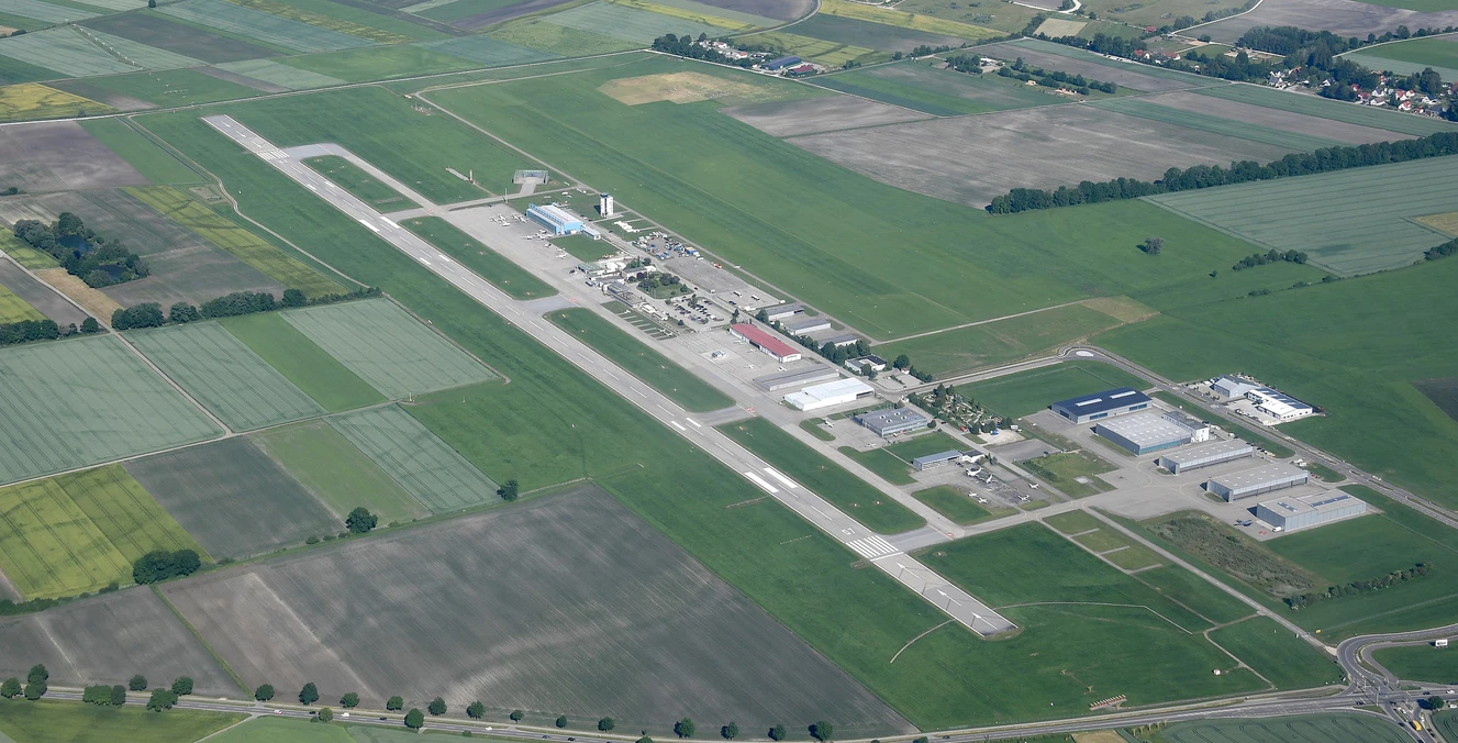 Flughafen Augsburg — © Carsten Steger/CC BY-SA 4.0
