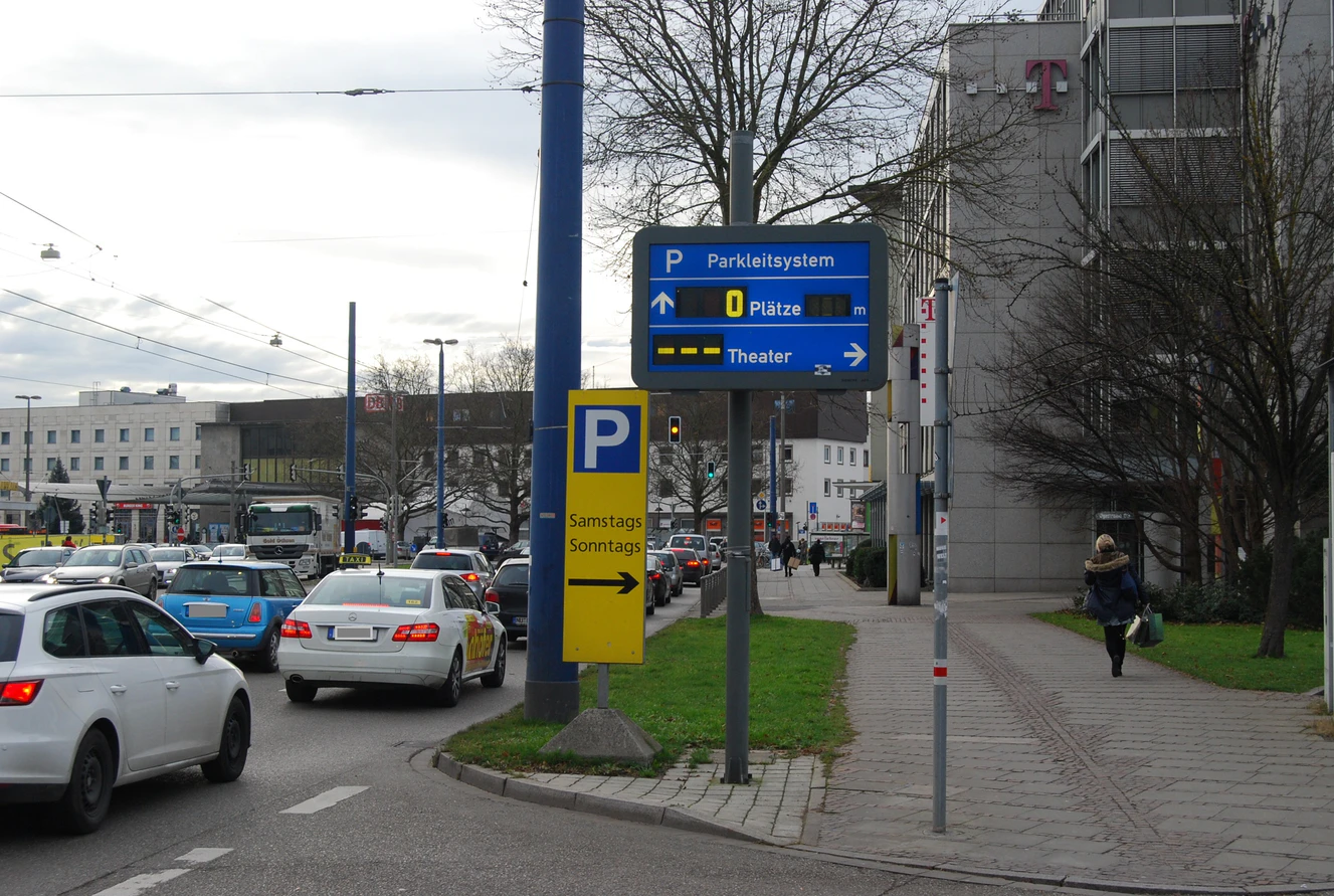 Starker Verkehr auf der Ulmer Friedrich-Ebert-Straße am HBF — © IHK Ulm
