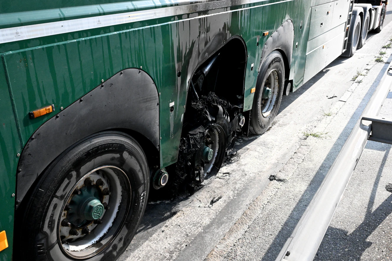 Geplatzter und verbrannter Reifen von einem LKW  — © Thomas Heckmann