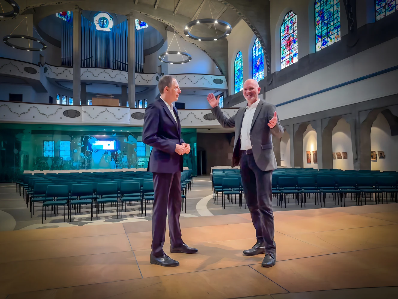 Der Ulmer Sparkassen-Vorstandsvorsitzende Dr. Stefan Bill (links) und Pfarrer Peter Heiter (rechts) in der Ulmer Pauluskirche — © Sparkasse Ulm