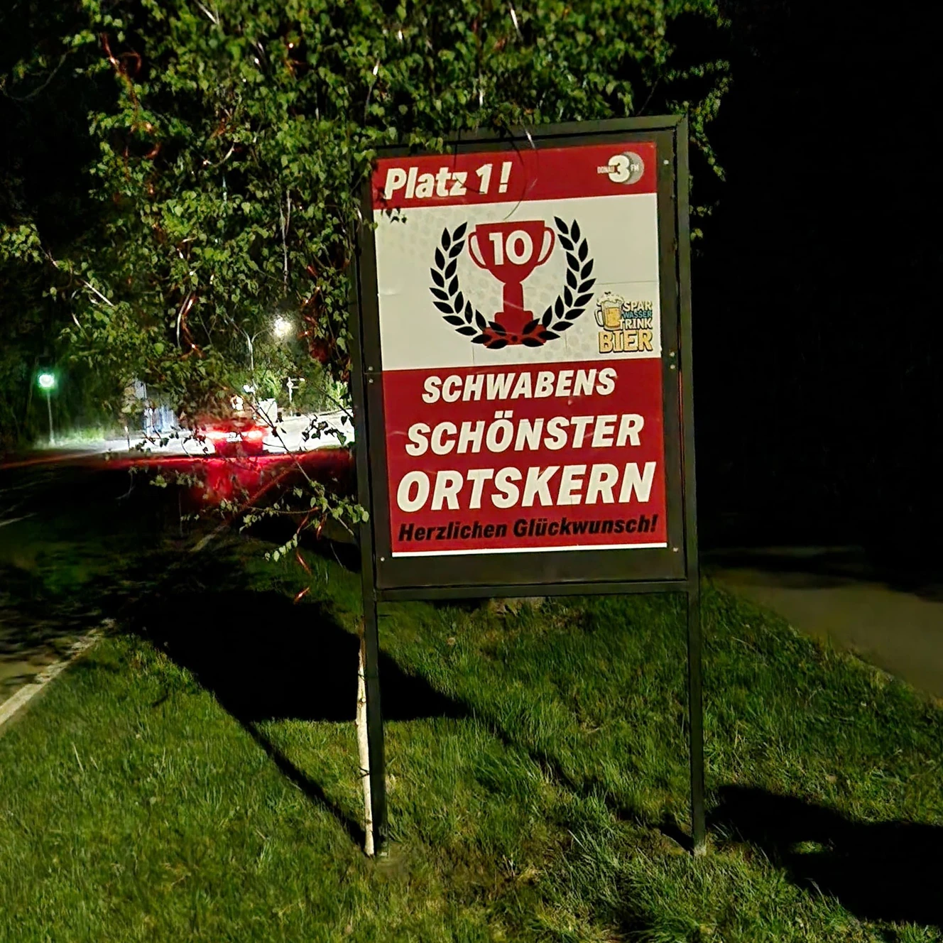Maischerz: Glückwunschschild mit der Aufschrift: „Platz 1 – Schwabens schönster Ortskern“.  — © privat