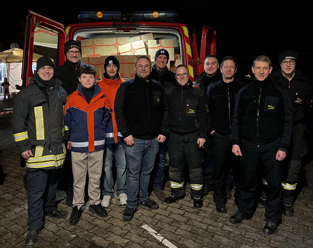 Jugendfeuerwehren der Freiwilligen Feuerwehr Neu-Ulm unterstützen die JohanniterWeihnachtstrucker. — © Freiwillige Feuerwehr Neu-Ulm
