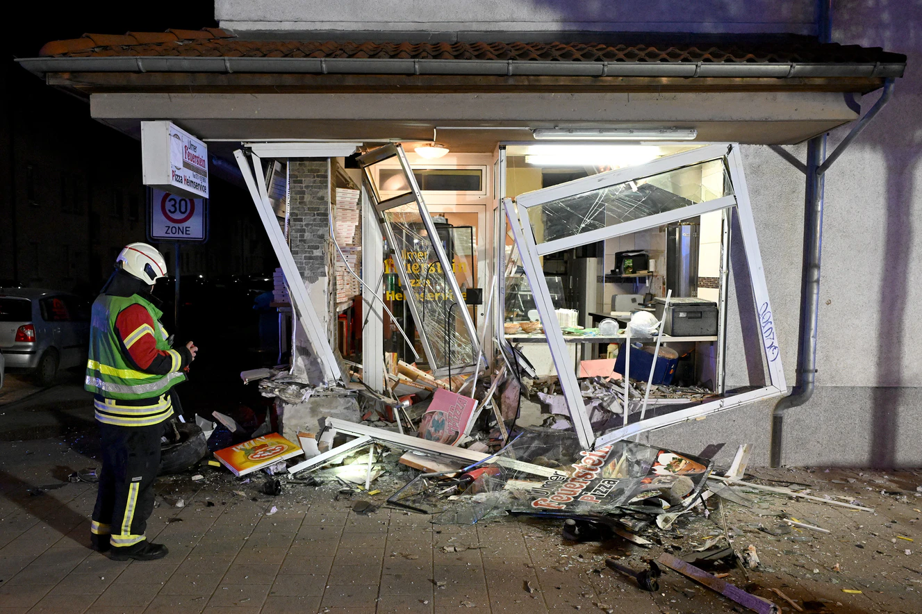 Ulm - Paketdienst kracht gegen Pizzeria — © Thomas Heckmann