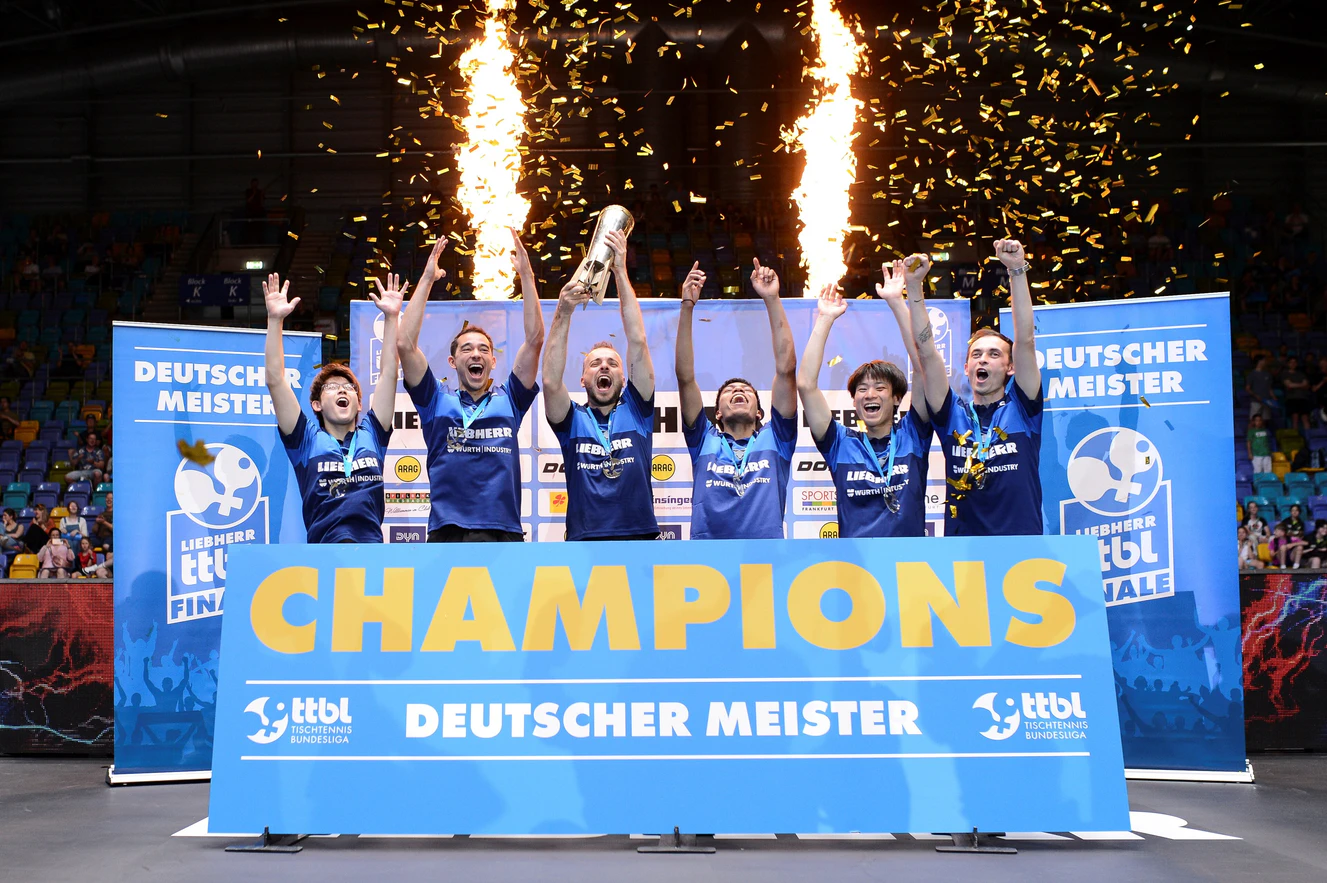Der Moment der Pokalübergabe: v.l.n.r. Leonardo Iizuka, Hugo Calderano, Simon Gauzy, Tiago Abiodun, Shunsuke Togami und Trainer Bogdan Pugna — © Nicolai Schaal