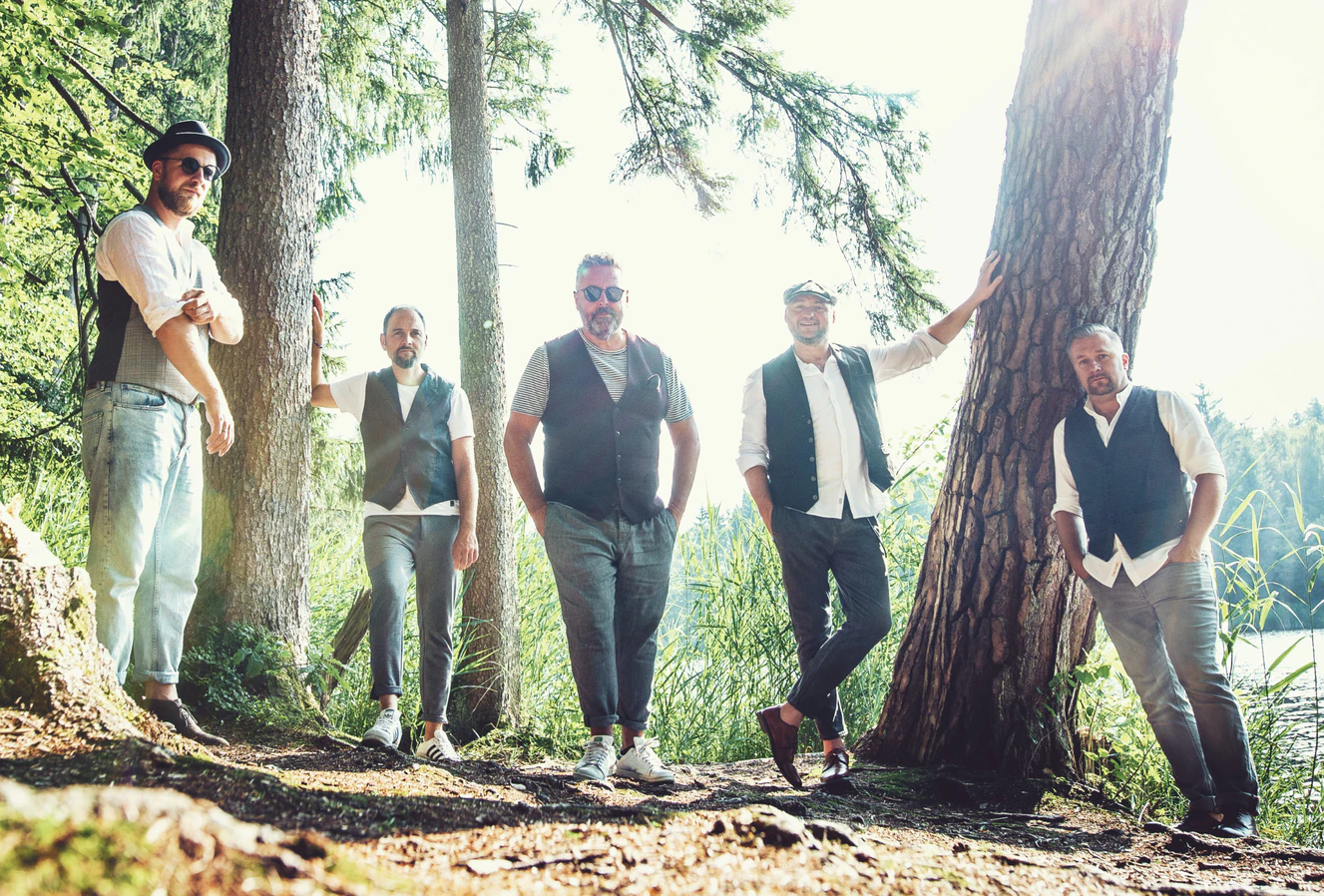 Die Band "Pomm fritz" spielt am Ulmer Münster. — © Pomm Fritz Band