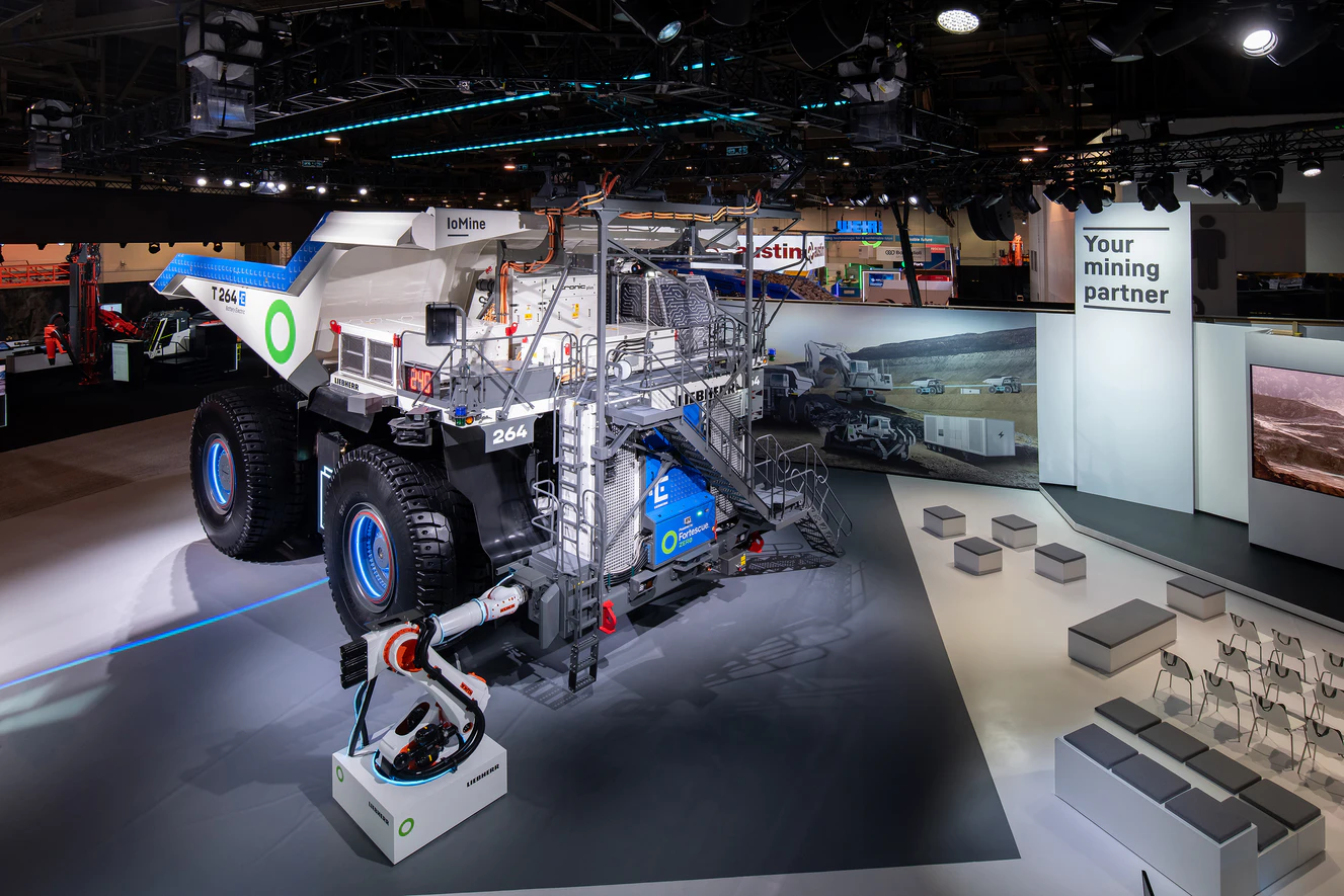 Der Prototyp eines T 264 Muldenkippers von Liebherr in Zusammenarbeit mit Fortescue wurde auf der wichtigsten Messe für Bergbau MINExpo 2024 in Las Vegas (USA) erstmals präsentiert. — © Liebherr