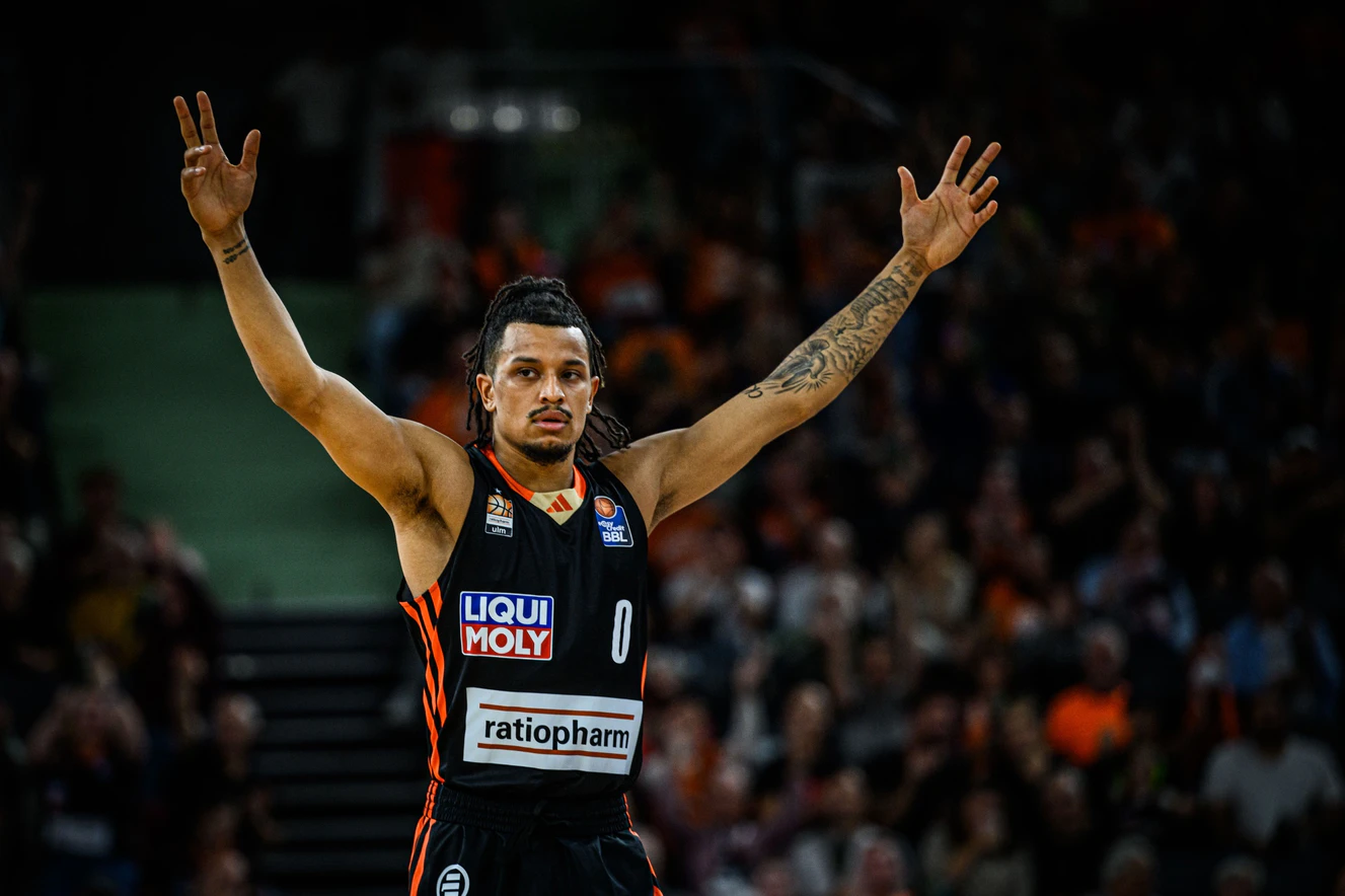 Nelson Weidemann steht beim Basketball für ratiopharm ulm auf dem Feld. — © Harry Langer