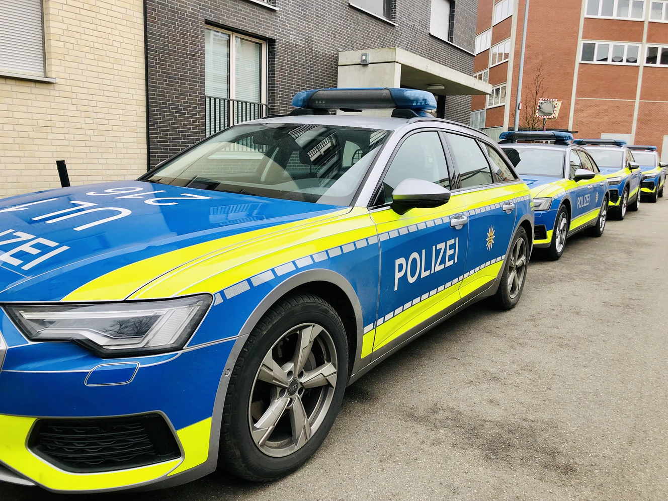 hintereinander parkende Polizeiwagen — © Symbolbild