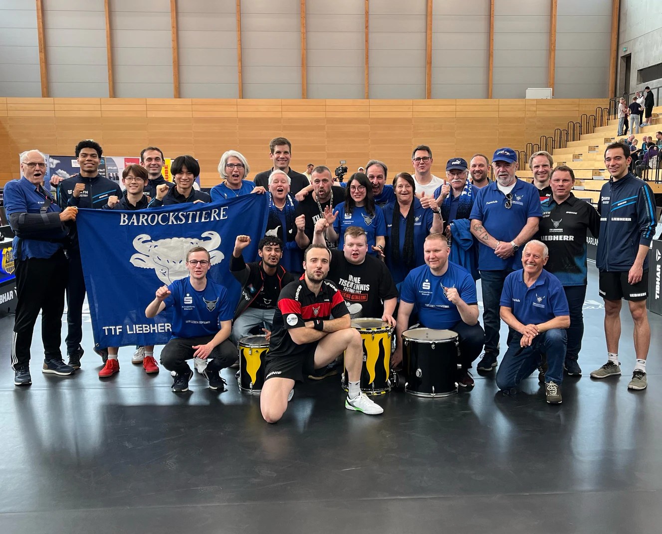 Teamfoto mit den Fans nach dem Spiel — © TTF
