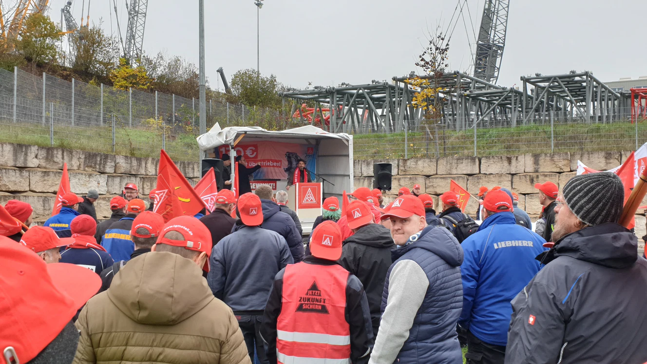 Die IG Metall hat zum Warnstreik und zu einer Kundgebung bei Liebherr in Ehingen aufgerufen.