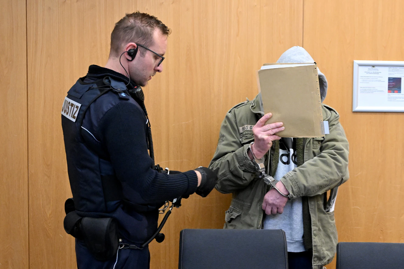 Der 54-Jährige muss sich wegen einer Geiselnahme und einem sexuellen Übergriffs vor dem Landgericht verantworten. — © Thomas Heckmann