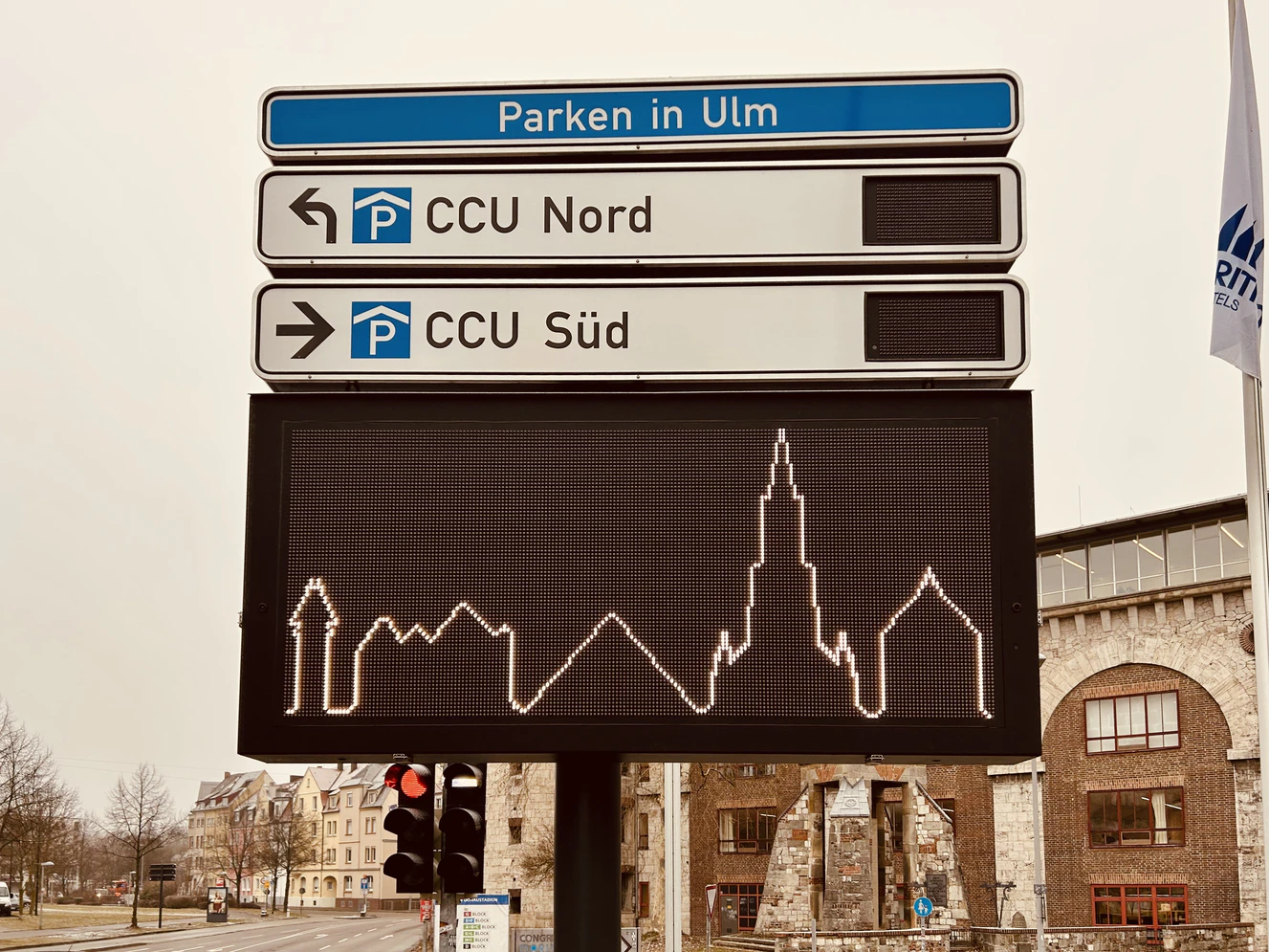 Parkleitsystem-Schild in Ulm beim CCU
