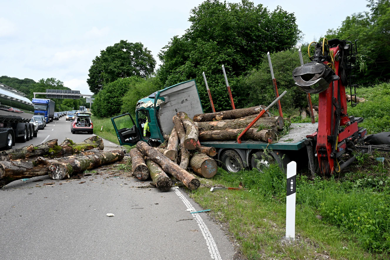 B30 Biberach - Holzstämme rollen über die Bundesstraße — © Thomas Heckmann