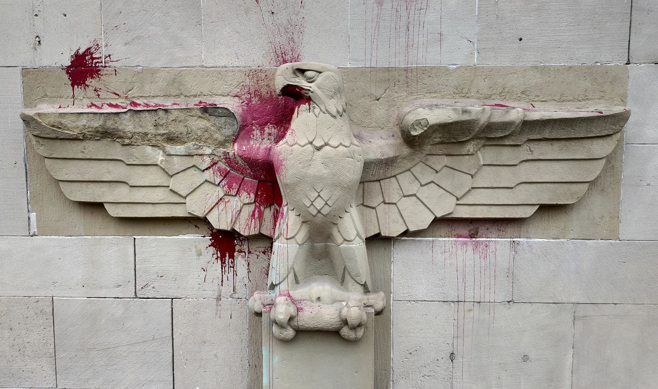 Der Reichsadler am Finanzamt in Ulm wurde vor mehreren Jahren mit Farbe beschmiert. — © Archivbild/Thomas Heckmann