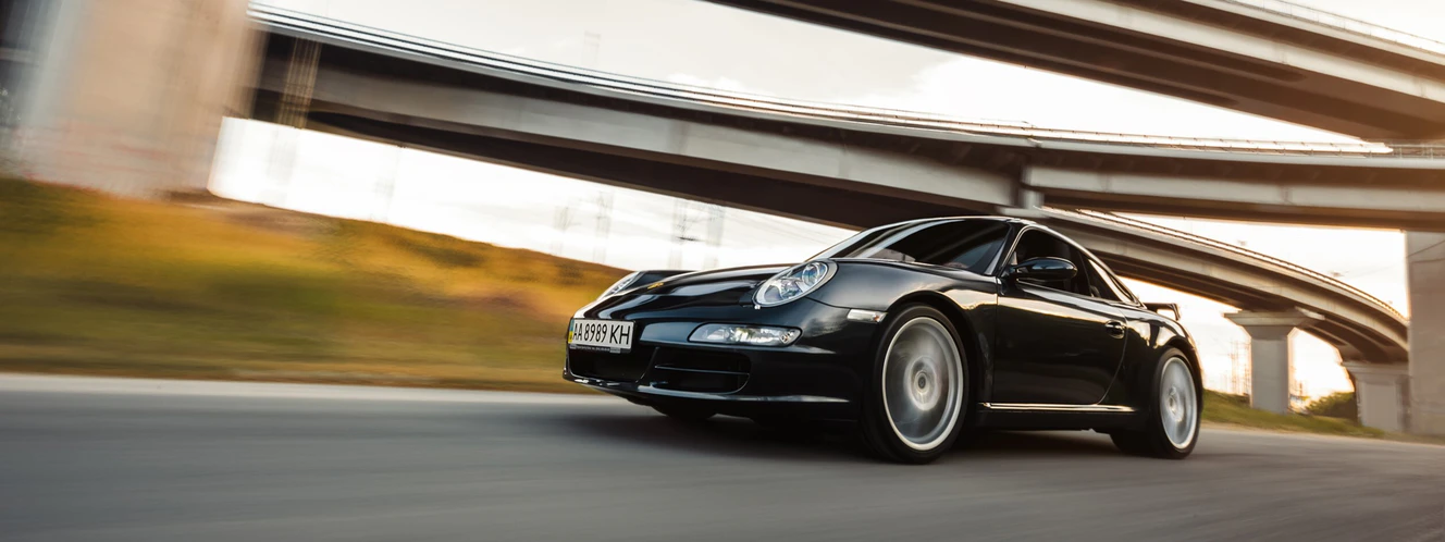 Ein Porsche fährt auf der Autobahn. — © Symbolbild