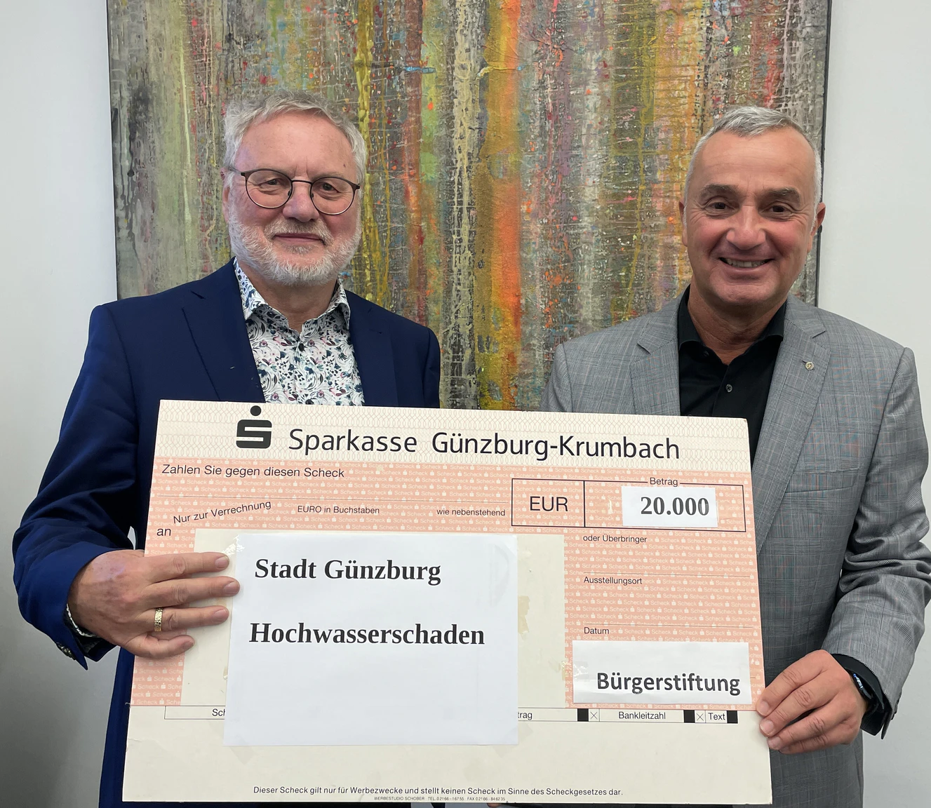 Der Vorsitzende der Bürgerstiftung Dr. Heinrich Lindenmayr (links)  überreicht Günzburgs Oberbürgermeister eine Spende in Höhe von 20.000 Euro. — © Michael Lindner/Stadt Günzburg