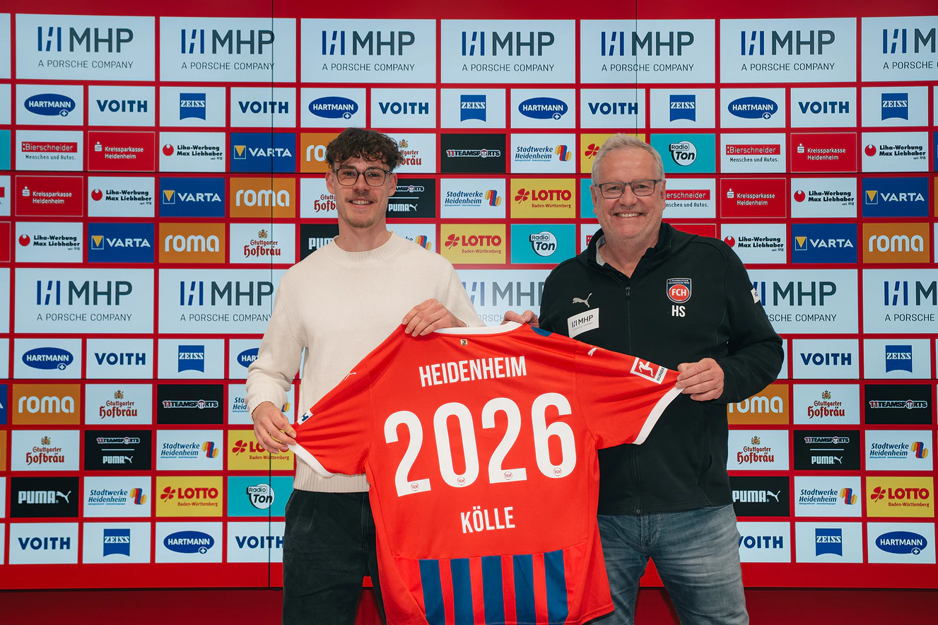 FCH-Profi-Neuzugang Adam Kölle und der FCH-Vorstandsvorsitzende Holger Sanwald nach der Vertragsunterzeichnung — © 1. FC Heidenheim 1846