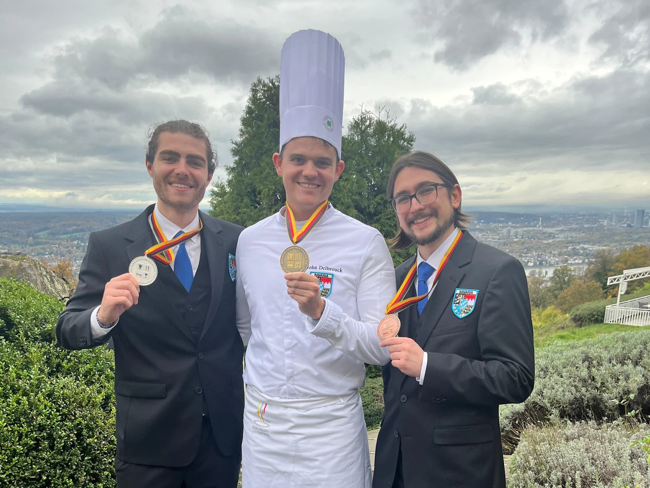 Das Team Bayern freut sich über Silber und Bronze in der Einzelbewertung mit Restaurantfachmann Vidun Rossouw, Koch John Delbrouck und Hotelfachmann Philipp Rebele. — © DEHOGA/Maria Oppermann