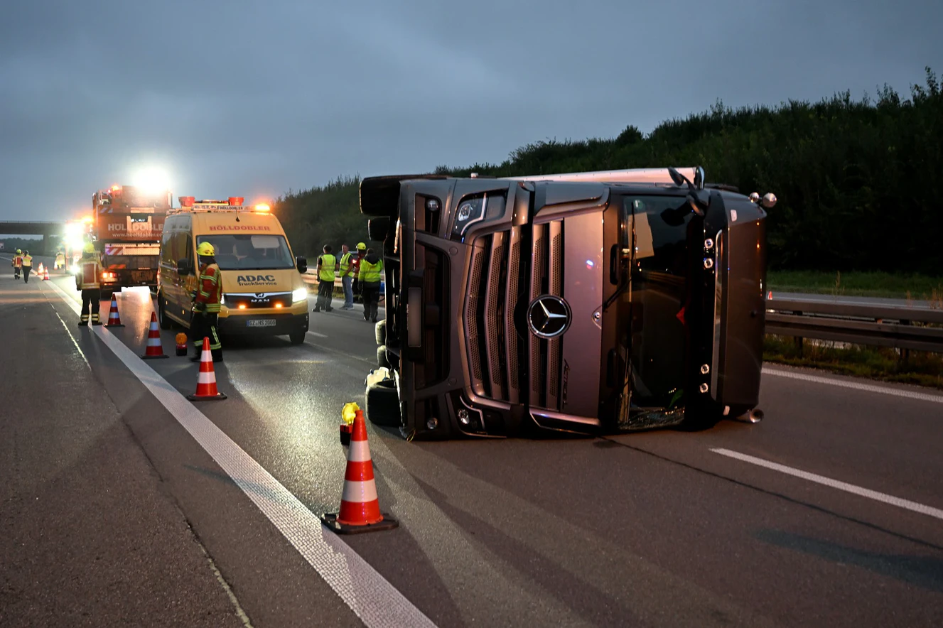 Ein umgekippter Lkw sorgte für eine Sperrung der A8 bei Ulm/Elchingen — © Thomas Heckmann